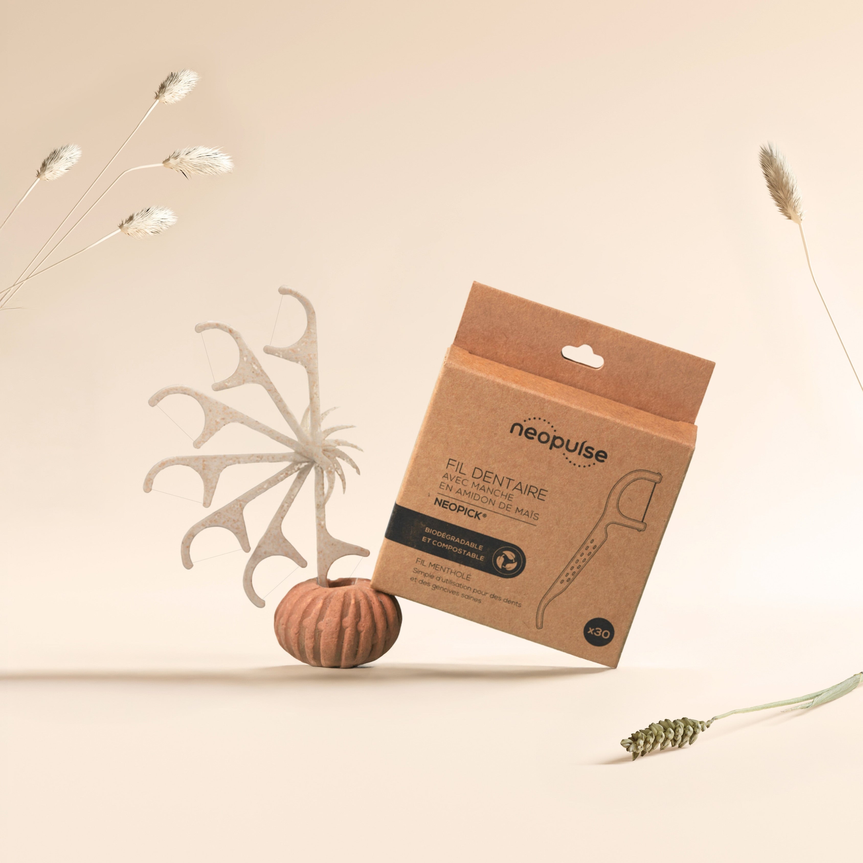 La marque de produits d'hygiène bucco-dentaire NEOPULSE propose un fil dentaire avec manche NEOPICK.
