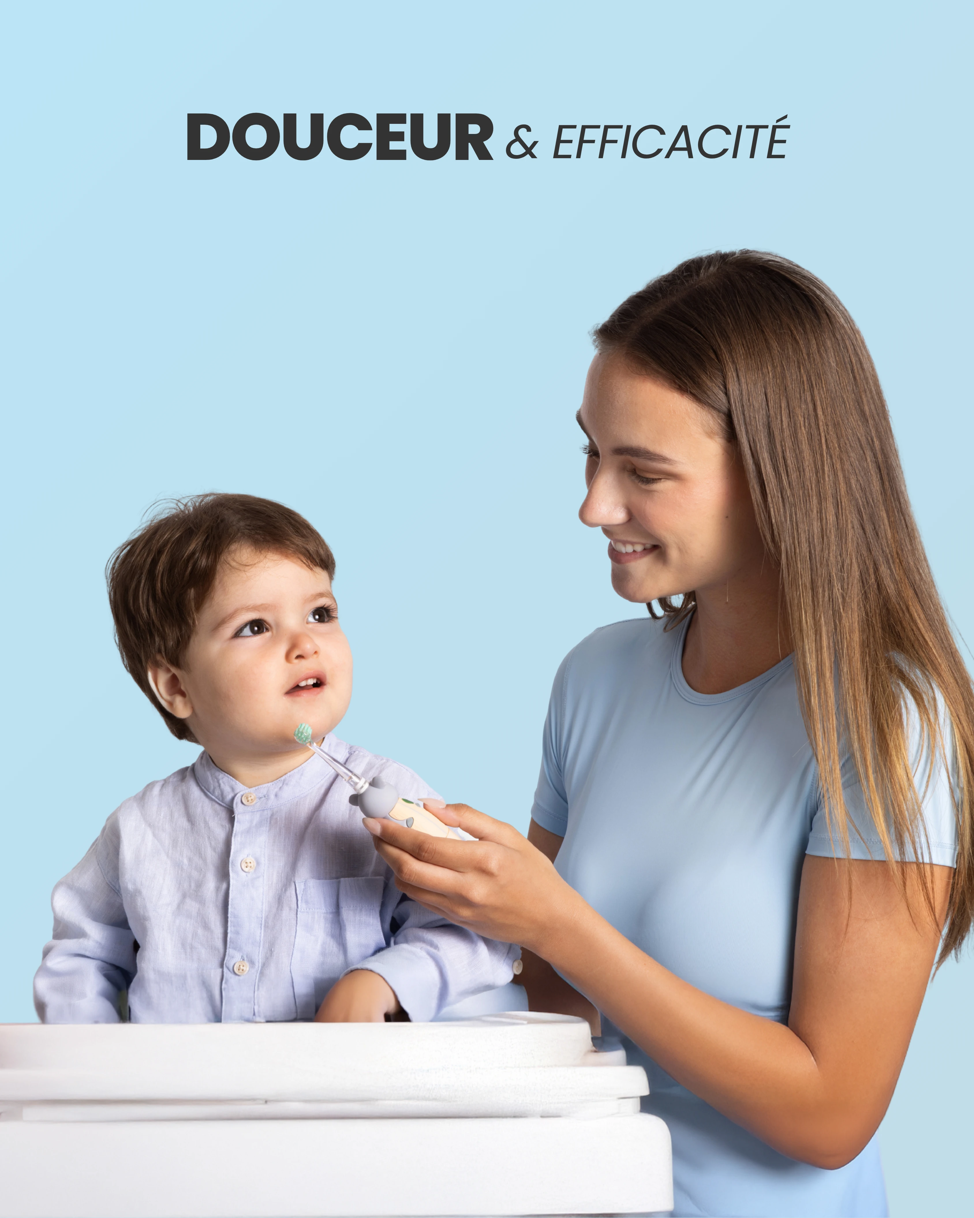 Une mère brosse les dents de son bébé avec la brosse à dents NEOBABY de la marque NEOPULSE.
