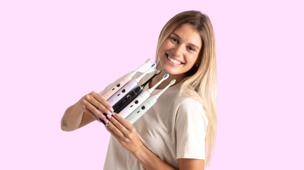 Pourquoi choisir une brosse à dents électrique pour gencives sensibles ? 1 - Neopulse Femme avec les brosses à dents pour gencives sensibles NEOPULSE