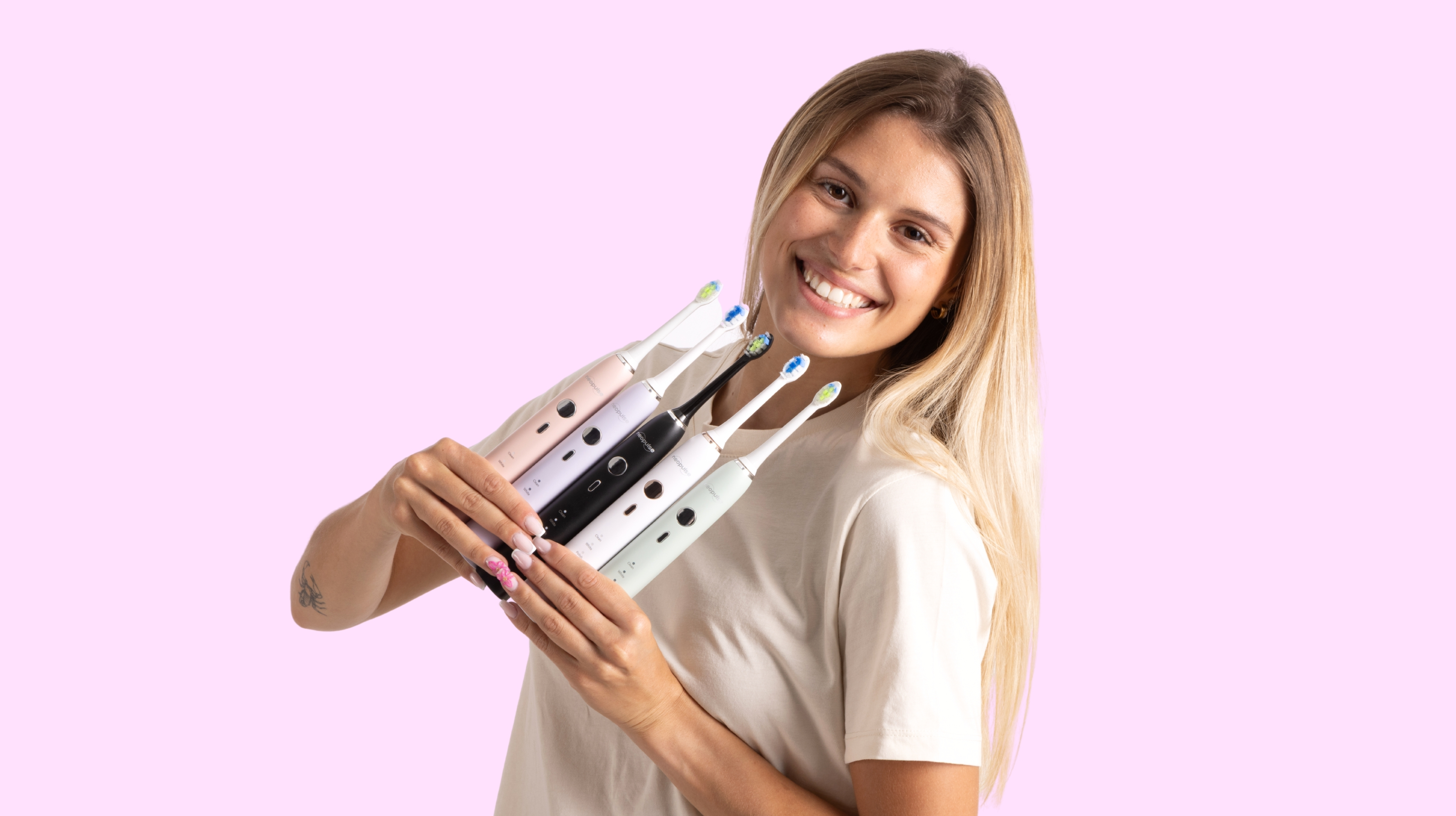 Femme avec les brosses à dents pour gencives sensibles NEOPULSE