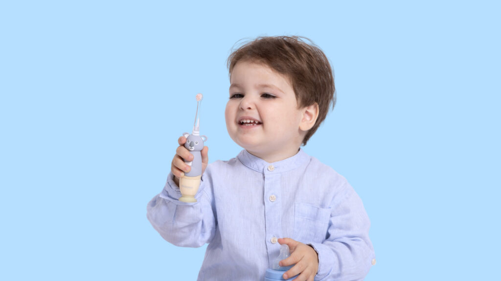 Brossage des dents de bébé : à quel âge commencer et comment bien faire ? 3 - Neopulse Bébé avec une brosse à dents bébé NEOBABY de NEOPULSE
