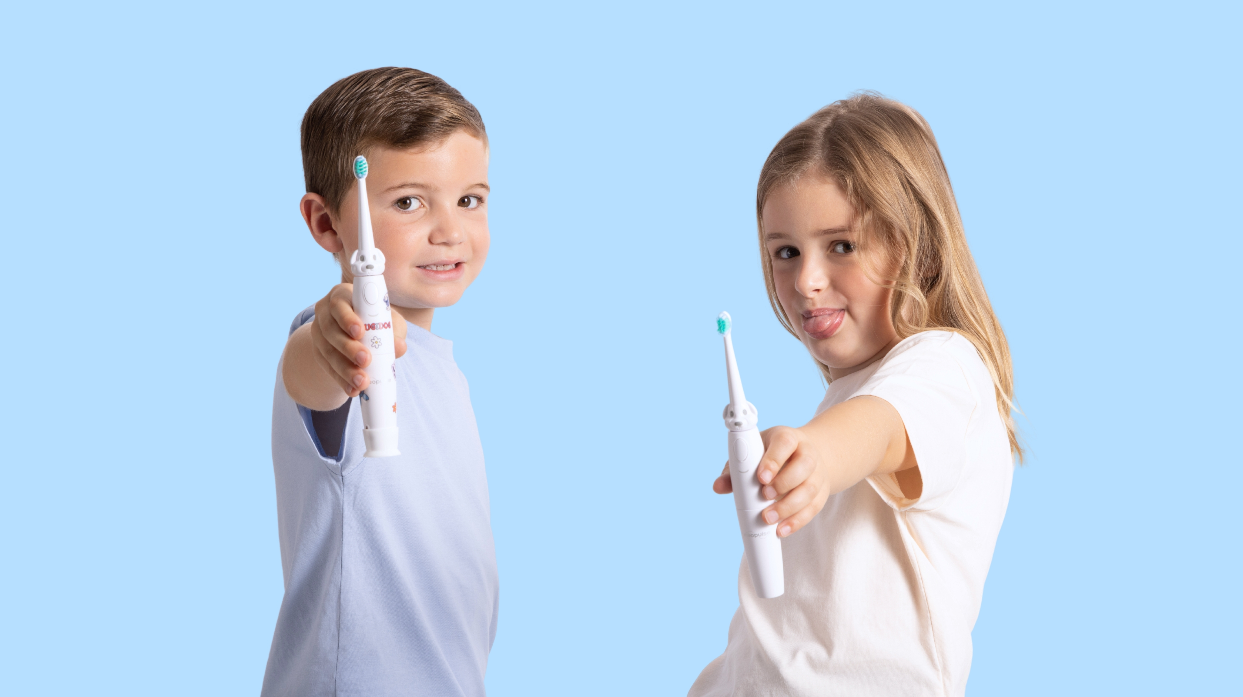 Enfants présentant leur brosse à dents électrique enfants NEOKIDS de chez NEOPULSE
